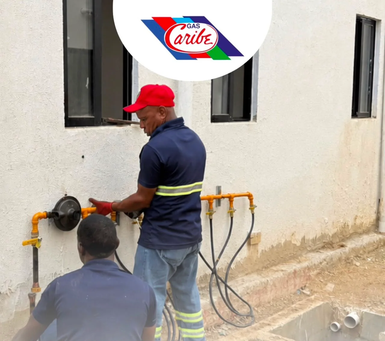 Técnicos de Gas Caribe inspeccionando una instalación de GLP